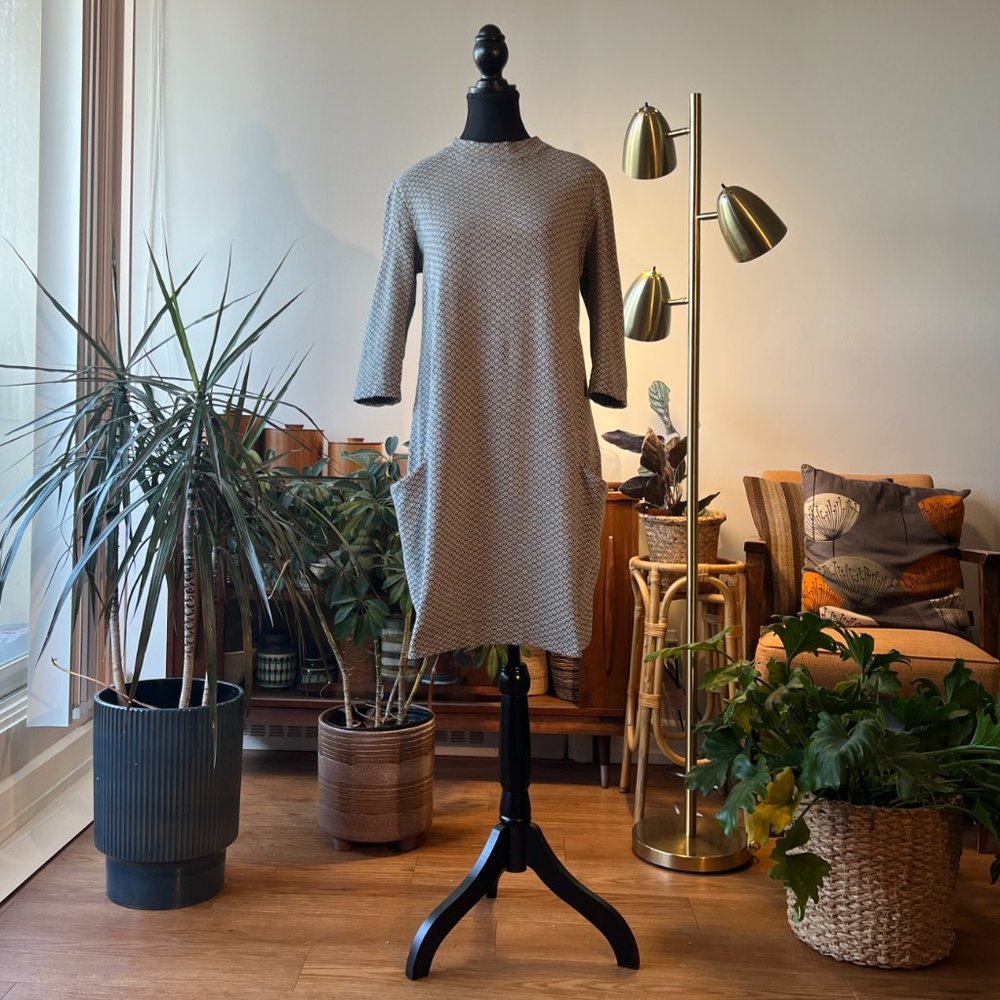 Ewanika black and off-white high neck knit tunic/mini dres with pockets, size M.